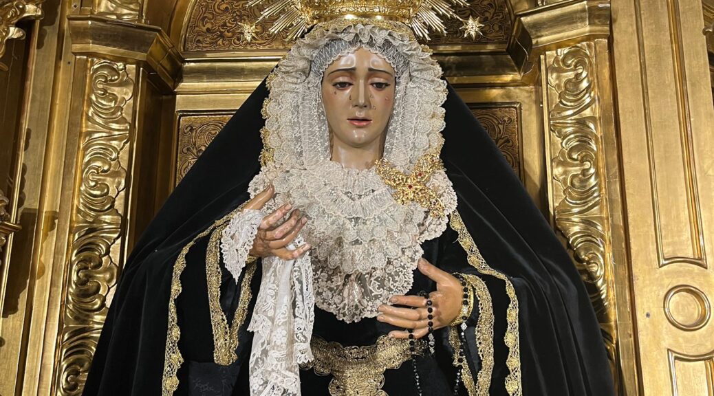 María Santísima de la Candelaria ataviada para el mes de los difuntos.